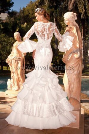 abito da sposa flamenco con volant sullo strascico e sulle maniche
