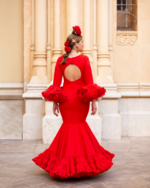 赤いフラメンコドレス Vネック フリル付き 赤いレオノールモデルのフラメンコドレス。 - フェア万歳