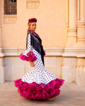 Traje de flamenca exclusivo Viva La Feria modelo Palacios blanco lunar negro