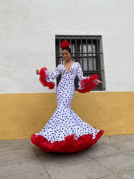 フラメンコドレス 黒と赤の水玉模様 Viva La Feria フラメンコ ドレス 水玉模様のクラベル モデル