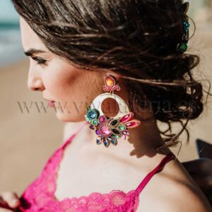 Brincos de flamenco em forma de argola e com pedras