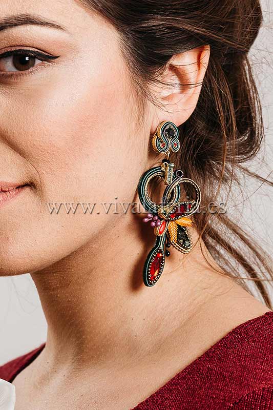 Pendientes bisutería flamenca largos tonos verdes y piedras rojas