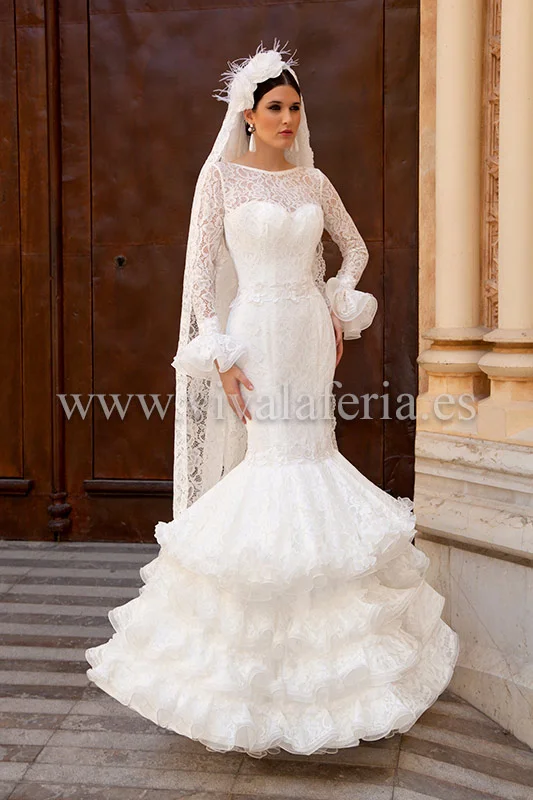 Wedding dress with flamenco style veil Fantasía de Guadalupe