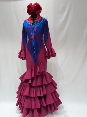 Vestido de flamenca de la colección económica confeccionado en tejido de strech color buganvilla