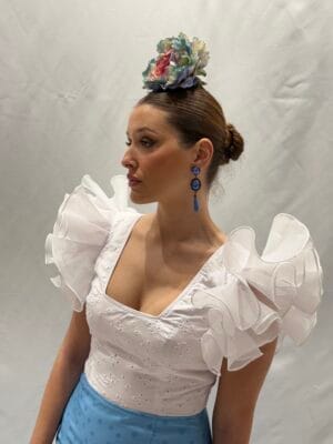 Corsage de flamenco blanc perforé avec des dépliants dans la sisa